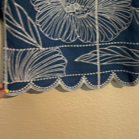 Chico’s Blue and White embroidered top - Picture 4 of 5